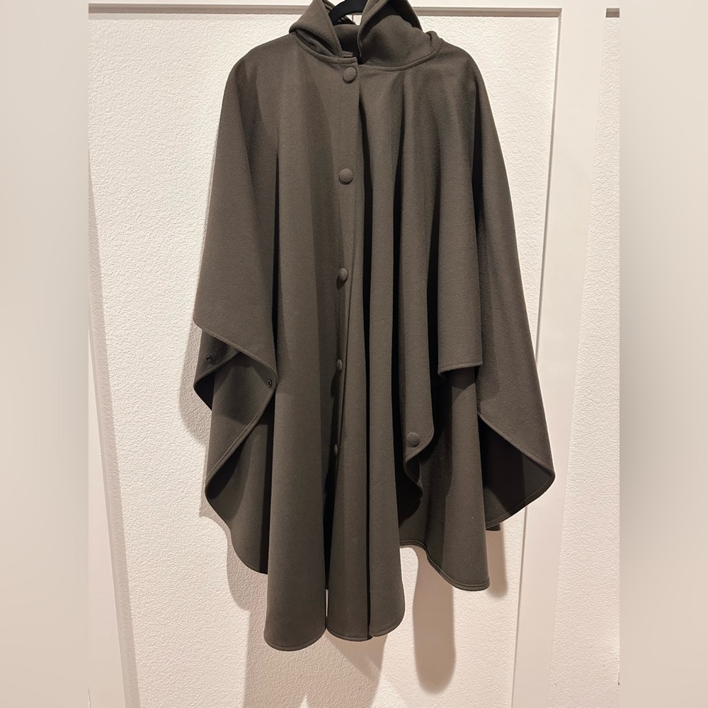 100% Wool Coloratura Cape - Picture 7 of 12